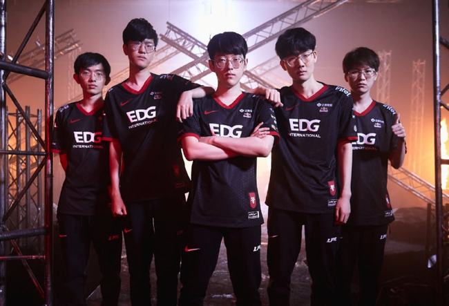 迫使雄鹿更 迫使雄鹿更